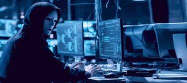 Hacker vor PC - Cyberversicherung in Halle (Saale)