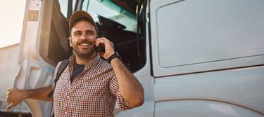 Telefonierender Mann vor LKW - Flottenversicherung in Dillingen