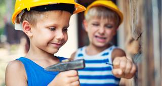 Online-Sofortkredit : Kinder mit Bauarbeiterhelm
