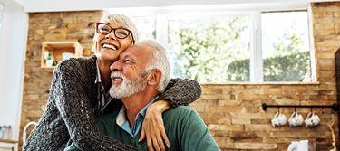 Ein älteres Ehepaar freut sich auf den Ruhestand