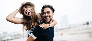 Lachendes, junges Paar - Zahnzusatzversicherung Faulhaber und Erwing in Ochtrup