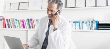 Arzt berät Patienten am Telefon